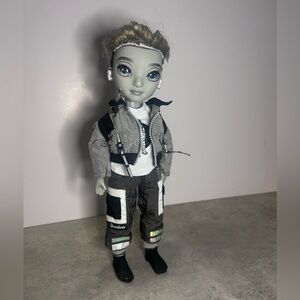 Poupée Rainbow High Shadow High série 1 Silverstone - mode garçon sans soulier